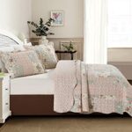 Brilliant Sunshine Traditional Rose and Sage Patchwork, with Rose Bud Patch Frames, 3-Piece Quilt Set with 2 Shams, Reversible Bedspread, Lightweight Coverlet, All-Season, Full/Queen, Light Rose Sage